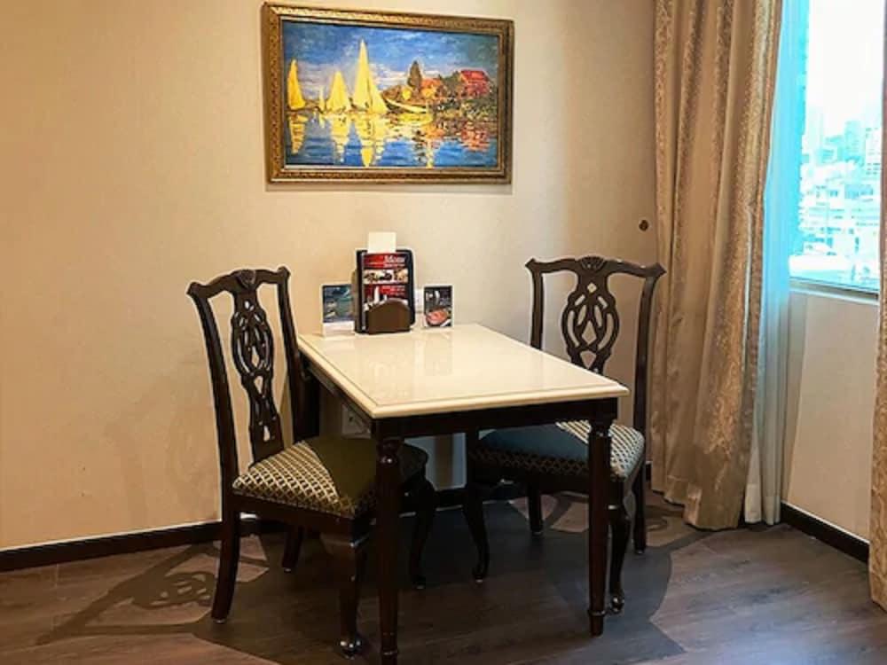 Safi Royal Luxury Valle San Pedro Garza Garcia Exteriör bild A table and two chairs