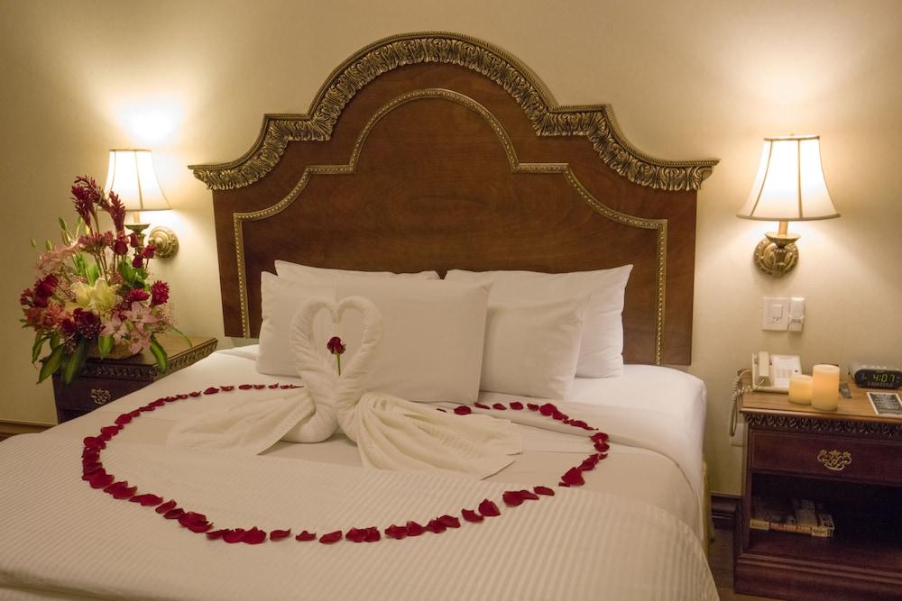 Safi Royal Luxury Valle San Pedro Garza Garcia Exteriör bild A bed with a towel swan