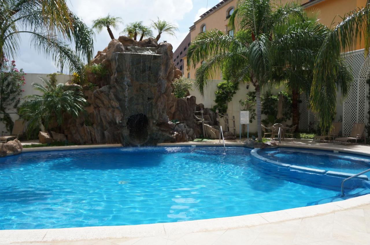 Safi Royal Luxury Valle San Pedro Garza Garcia Exteriör bild Swimming pool at the hotel
