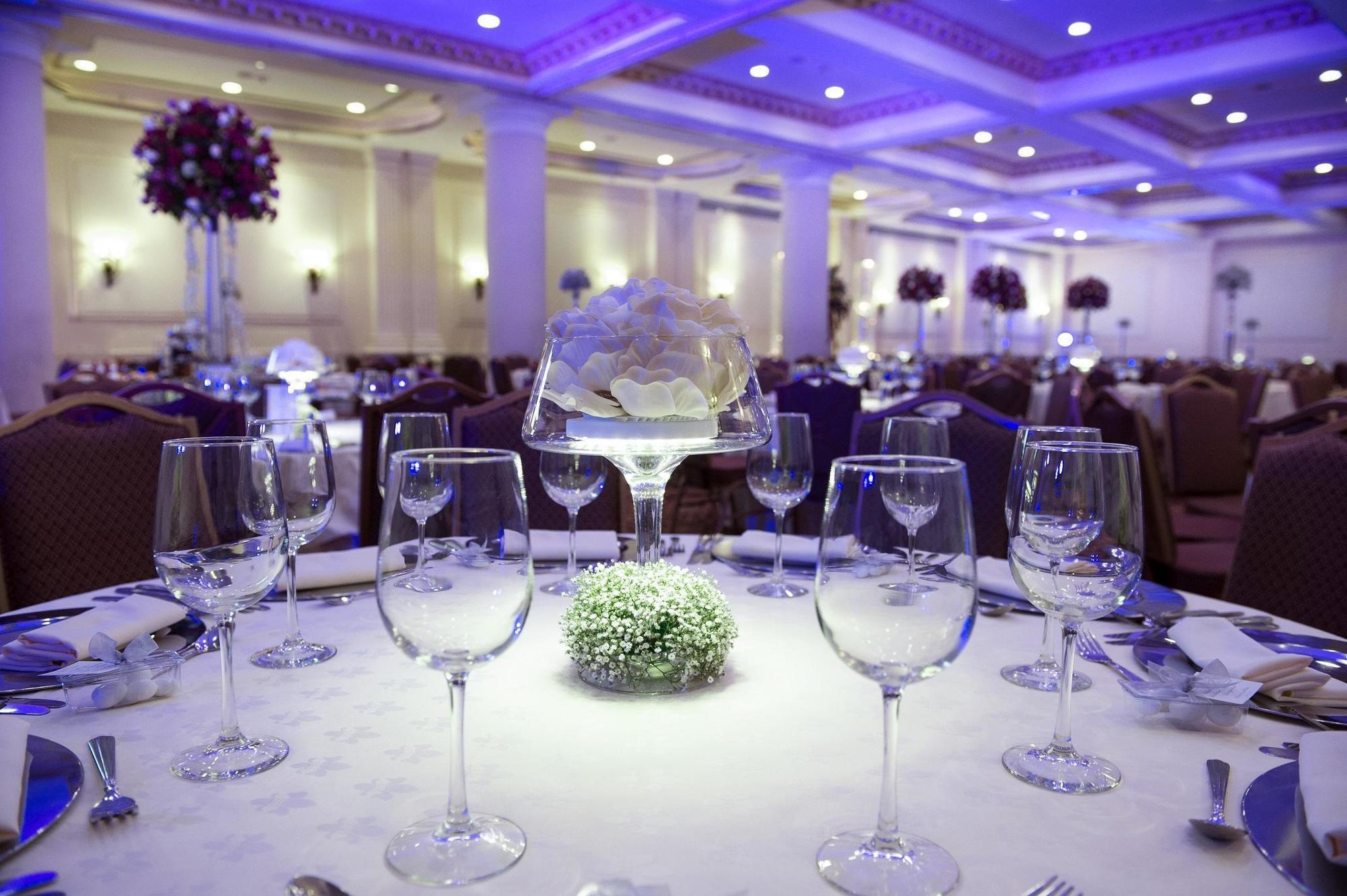 Safi Royal Luxury Valle San Pedro Garza Garcia Exteriör bild A table set for a formal dinner