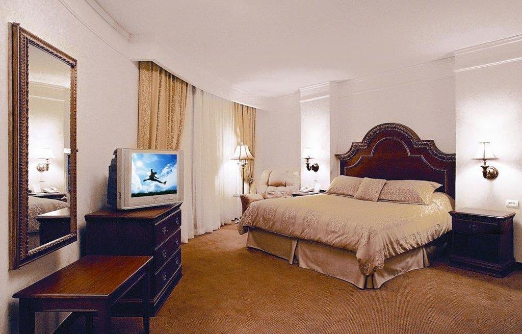 Safi Royal Luxury Valle San Pedro Garza Garcia Rum bild A bedroom at the Waldorf Astoria New York