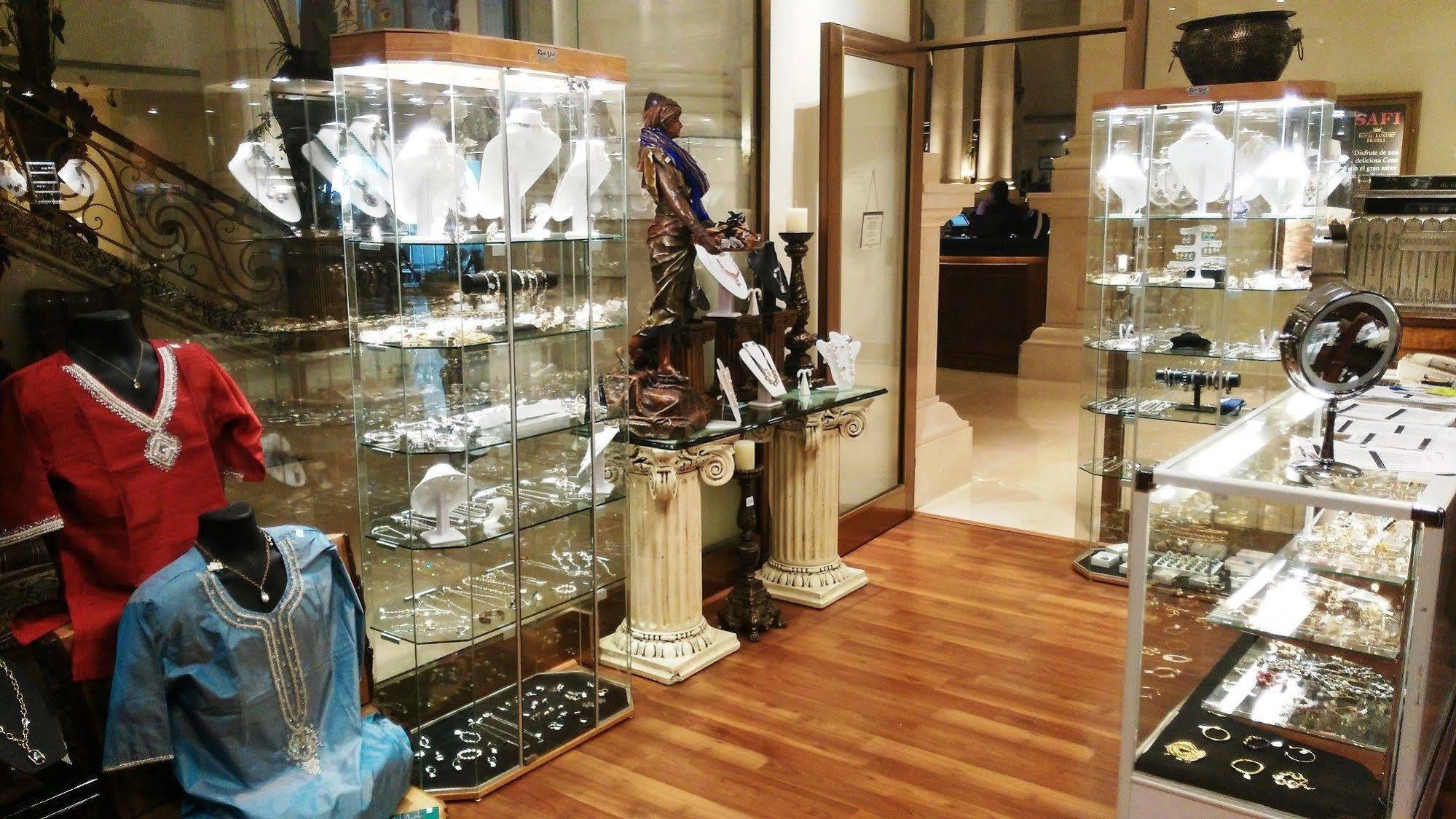Safi Royal Luxury Valle San Pedro Garza Garcia Exteriör bild A jewellery shop in the shopping mall